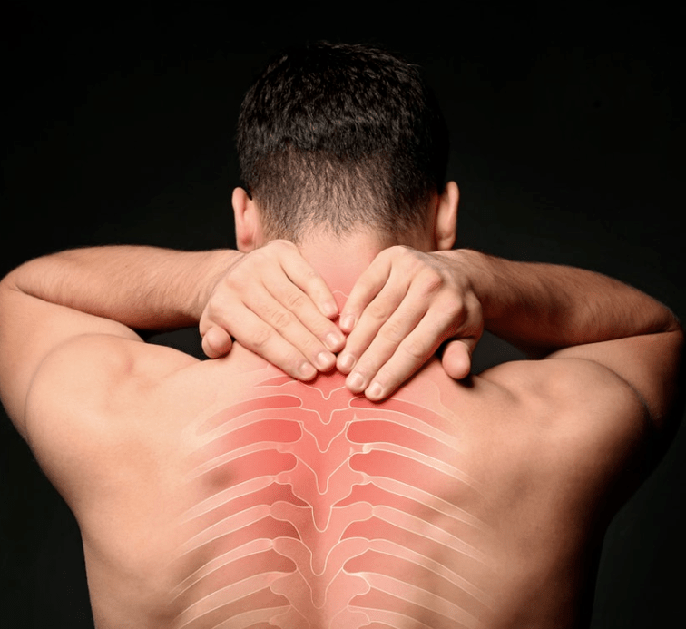 Muž sa obáva osteochondrózy hrudnej chrbtice