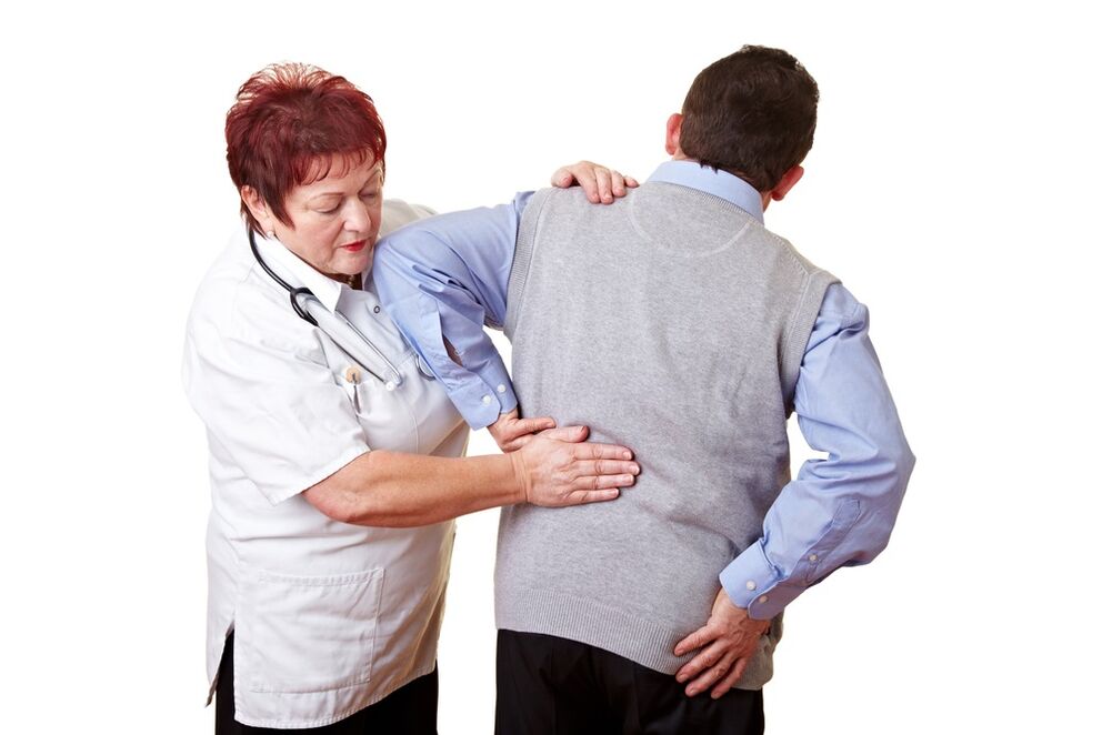 doktor vyšetruje bolesť chrbta